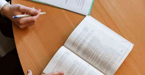 男人摸老婆的脸_男人摸老婆的脸代表什么